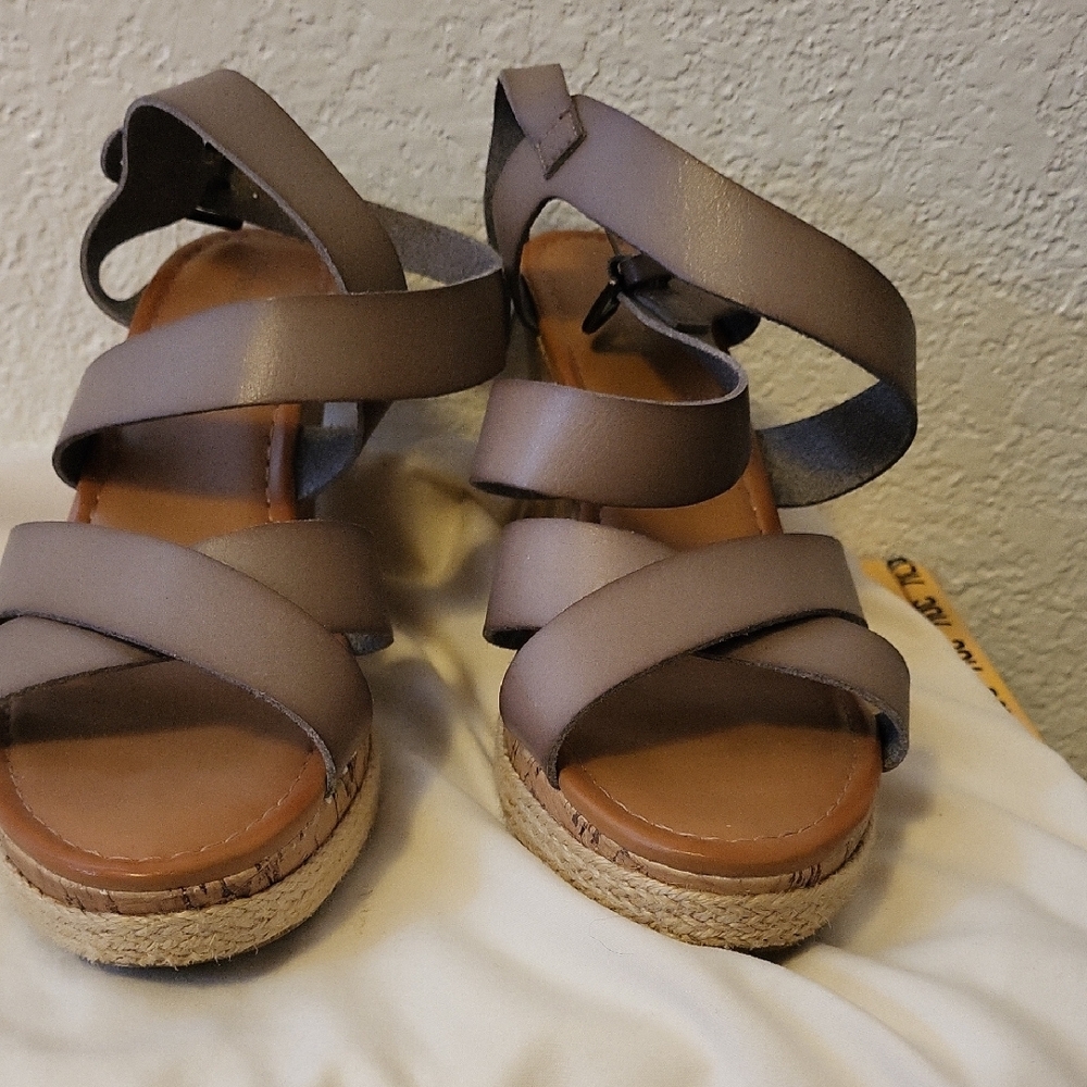 Women's Strappy Sandals in Taupe